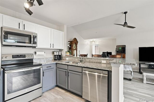 28248 S Pointe Lane, New Baltimore, MI 48051
