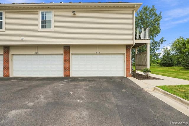 28248 S Pointe Lane, New Baltimore, MI 48051
