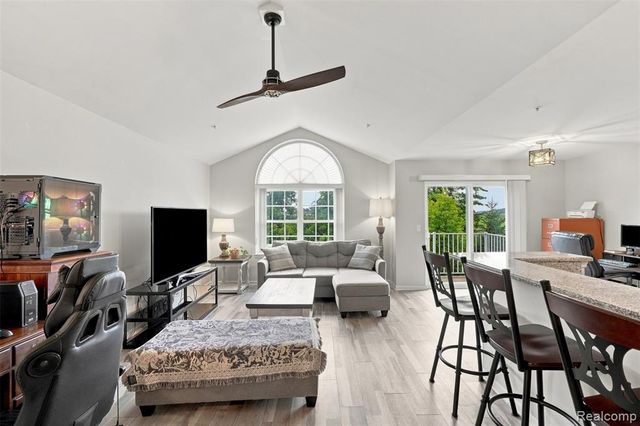 28248 S Pointe Lane, New Baltimore, MI 48051