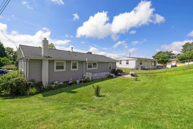 2399 HIGHVIEW CIR, Staunton, VA 24401