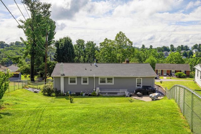 2399 HIGHVIEW CIR, Staunton, VA 24401