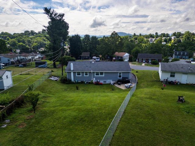 2399 HIGHVIEW CIR, Staunton, VA 24401