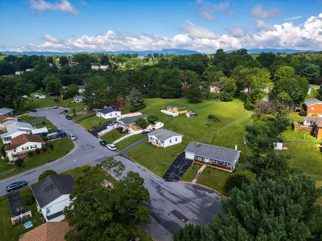 2399 HIGHVIEW CIR, Staunton, VA 24401