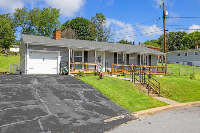 2399 HIGHVIEW CIR, Staunton, VA 24401