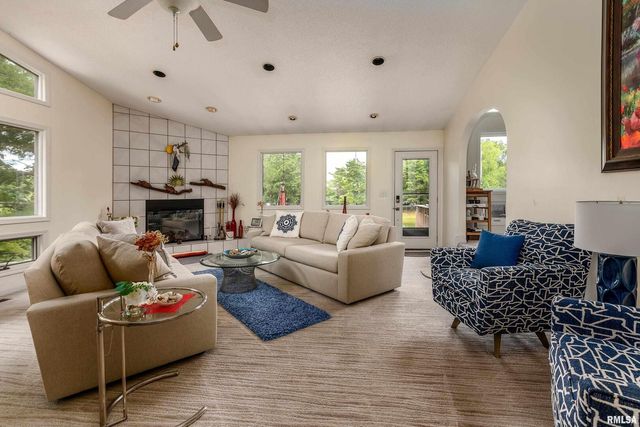 173 Lake Indian Hills Circle, Carbondale, IL 62902