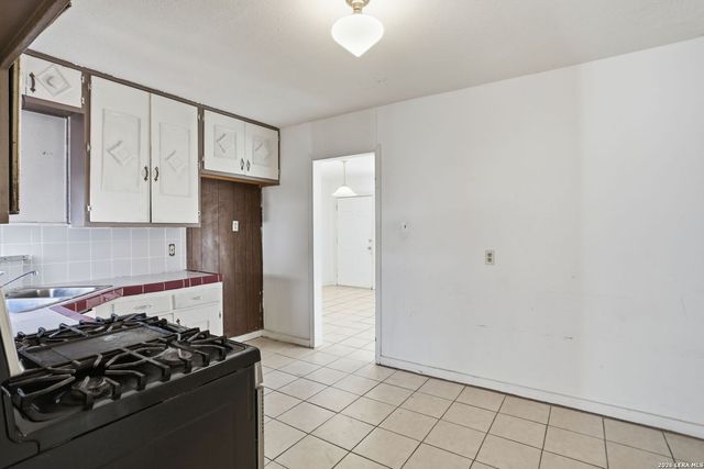 853 Holmgreen Rd, San Antonio, TX 78220