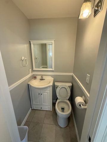 22 Arlington St, Dracut, MA 01826