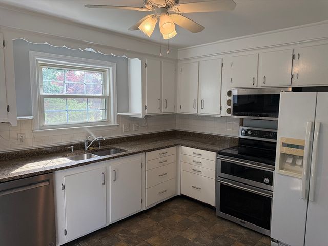 22 Arlington St, Dracut, MA 01826