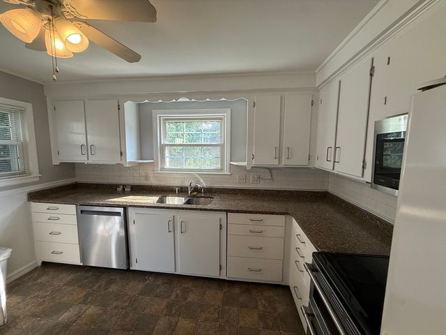 22 Arlington St, Dracut, MA 01826