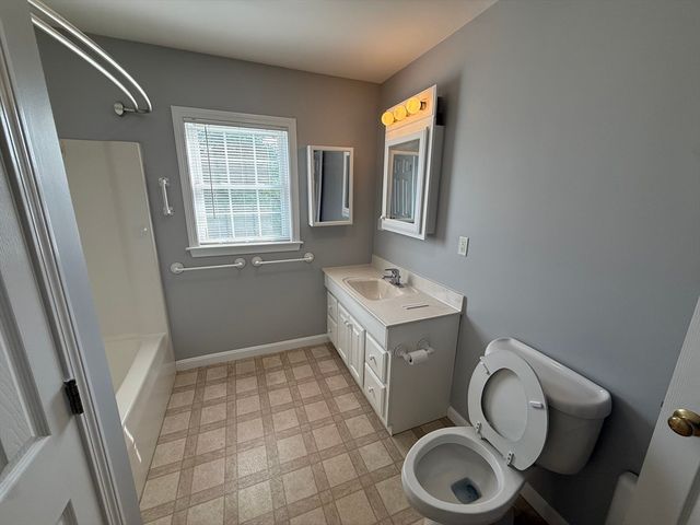 22 Arlington St, Dracut, MA 01826