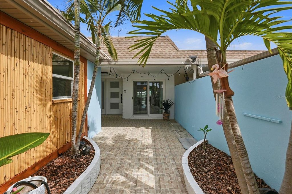 Image 3 of property listing at 573 BOCA CIEGA POINT BOULEVARD N, St Petersburg, FL 33708