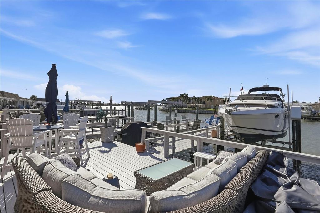 Image 33 of property listing at 573 BOCA CIEGA POINT BOULEVARD N, St Petersburg, FL 33708