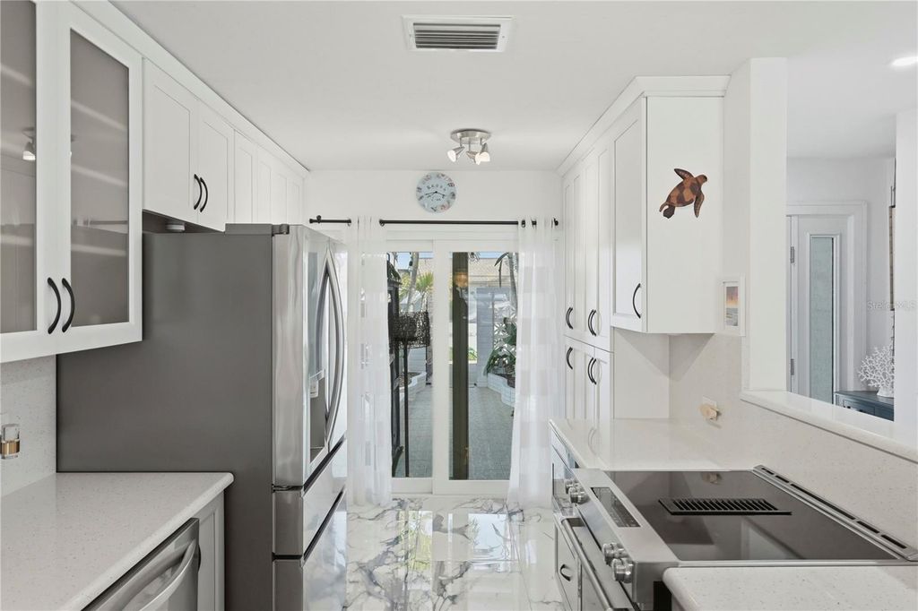 Image 10 of property listing at 573 BOCA CIEGA POINT BOULEVARD N, St Petersburg, FL 33708