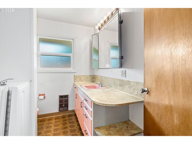1610 Ne 9TH St, Mc Minnville, OR 97128