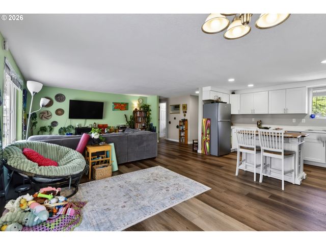 1758 RAINBOW Dr, Springfield, OR 97477