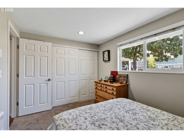 1758 RAINBOW Dr, Springfield, OR 97477