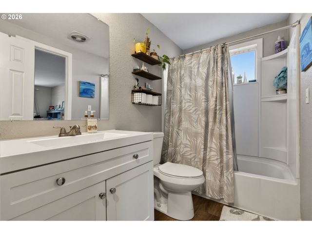 1758 RAINBOW Dr, Springfield, OR 97477