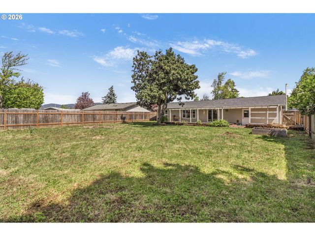 1758 RAINBOW Dr, Springfield, OR 97477