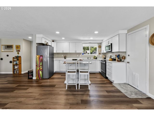 1758 RAINBOW Dr, Springfield, OR 97477