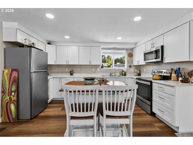 1758 RAINBOW Dr, Springfield, OR 97477