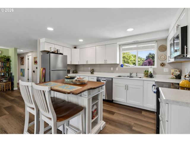 1758 RAINBOW Dr, Springfield, OR 97477