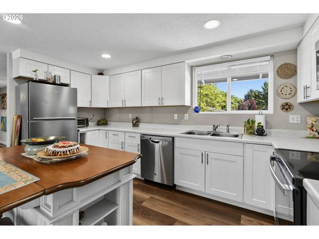 1758 RAINBOW Dr, Springfield, OR 97477