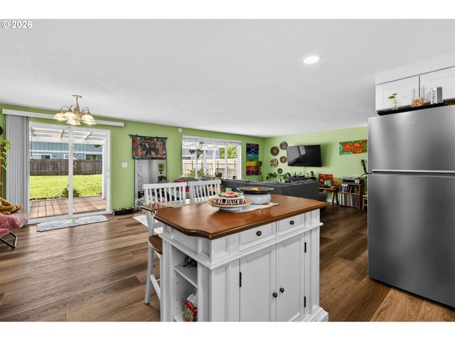 1758 RAINBOW Dr, Springfield, OR 97477