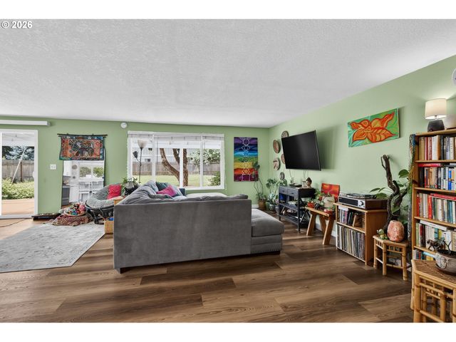 1758 RAINBOW Dr, Springfield, OR 97477