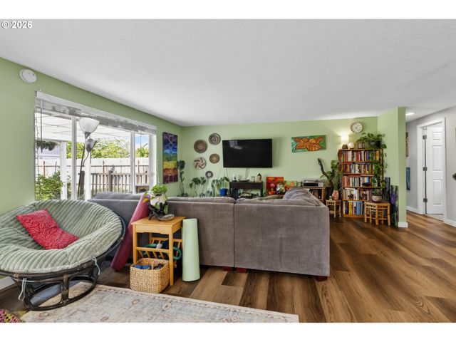 1758 RAINBOW Dr, Springfield, OR 97477