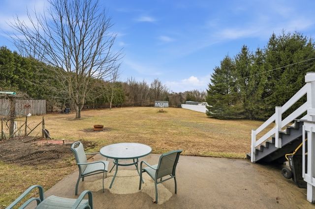 53 West St, Granby, MA 01033