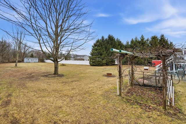 53 West St, Granby, MA 01033