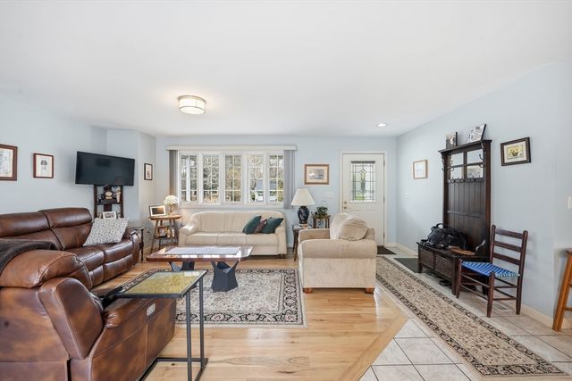 53 West St, Granby, MA 01033