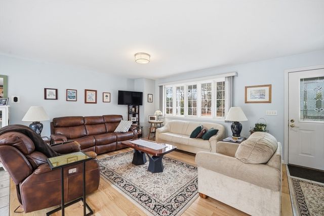 53 West St, Granby, MA 01033