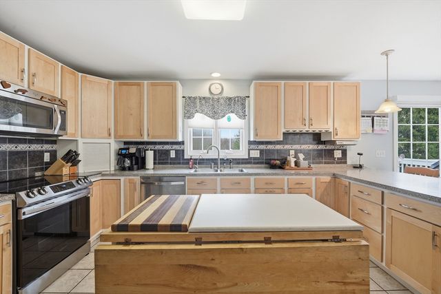 53 West St, Granby, MA 01033