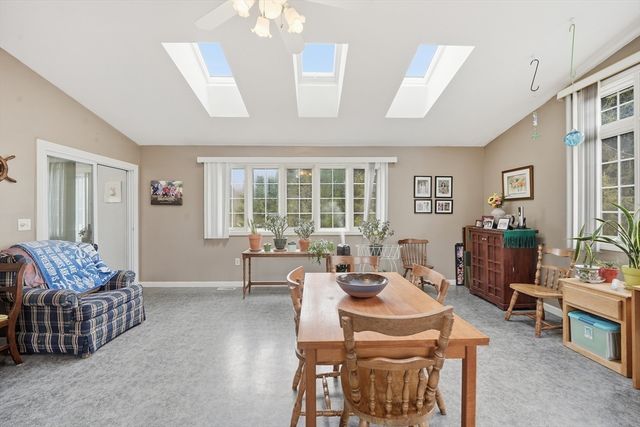 53 West St, Granby, MA 01033