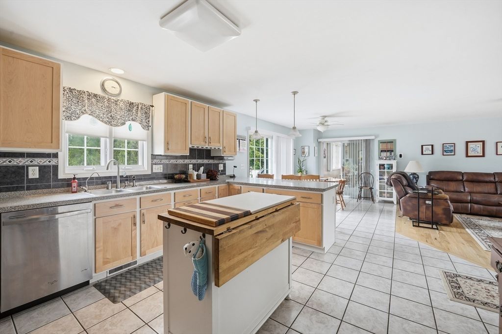 53 West St, Granby, MA 01033