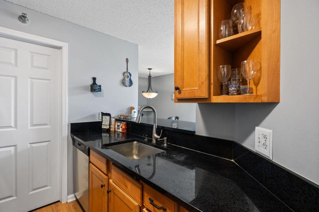 6010 Chasewood Parkway 205, Minnetonka, MN 55343
