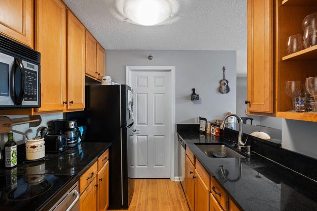 6010 Chasewood Parkway 205, Minnetonka, MN 55343