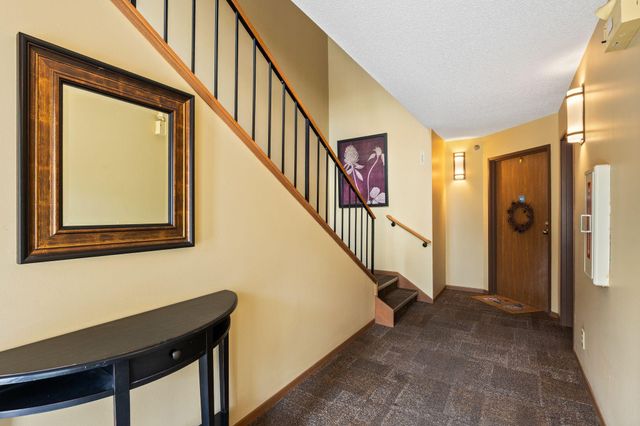 6010 Chasewood Parkway 205, Minnetonka, MN 55343