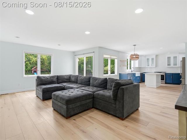 4505 Mariners Court, White Lake, MI 48386