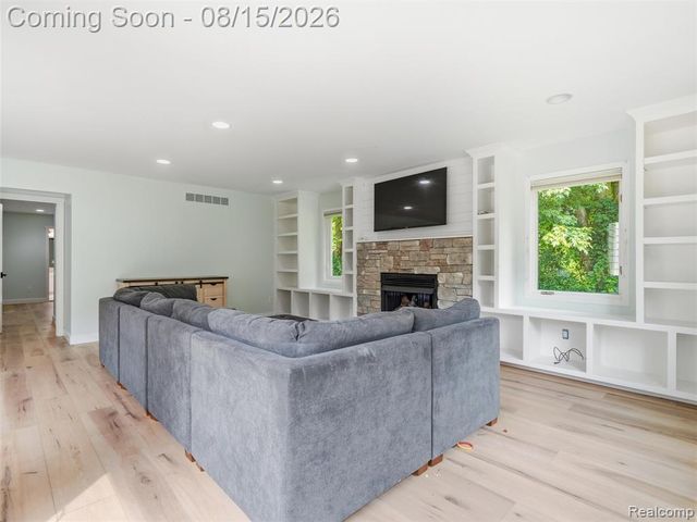 4505 Mariners Court, White Lake, MI 48386