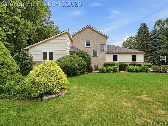 4505 Mariners Court, White Lake, MI 48386