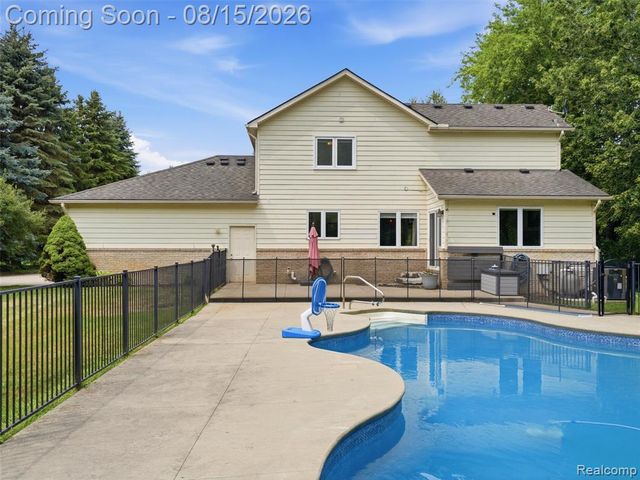 4505 Mariners Court, White Lake, MI 48386