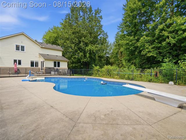 4505 Mariners Court, White Lake, MI 48386