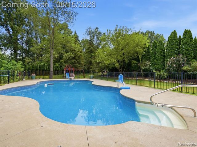 4505 Mariners Court, White Lake, MI 48386