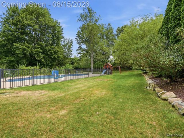 4505 Mariners Court, White Lake, MI 48386