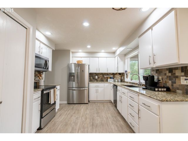 1140 Ne CLOVER VALLEY Ct, Salem, OR 97317