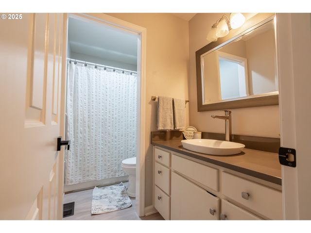 1140 Ne CLOVER VALLEY Ct, Salem, OR 97317