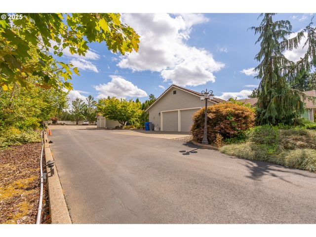 1140 Ne CLOVER VALLEY Ct, Salem, OR 97317