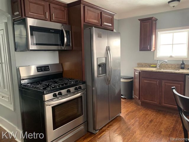 428 E Hayes Avenue, Hazel Park, MI 48030